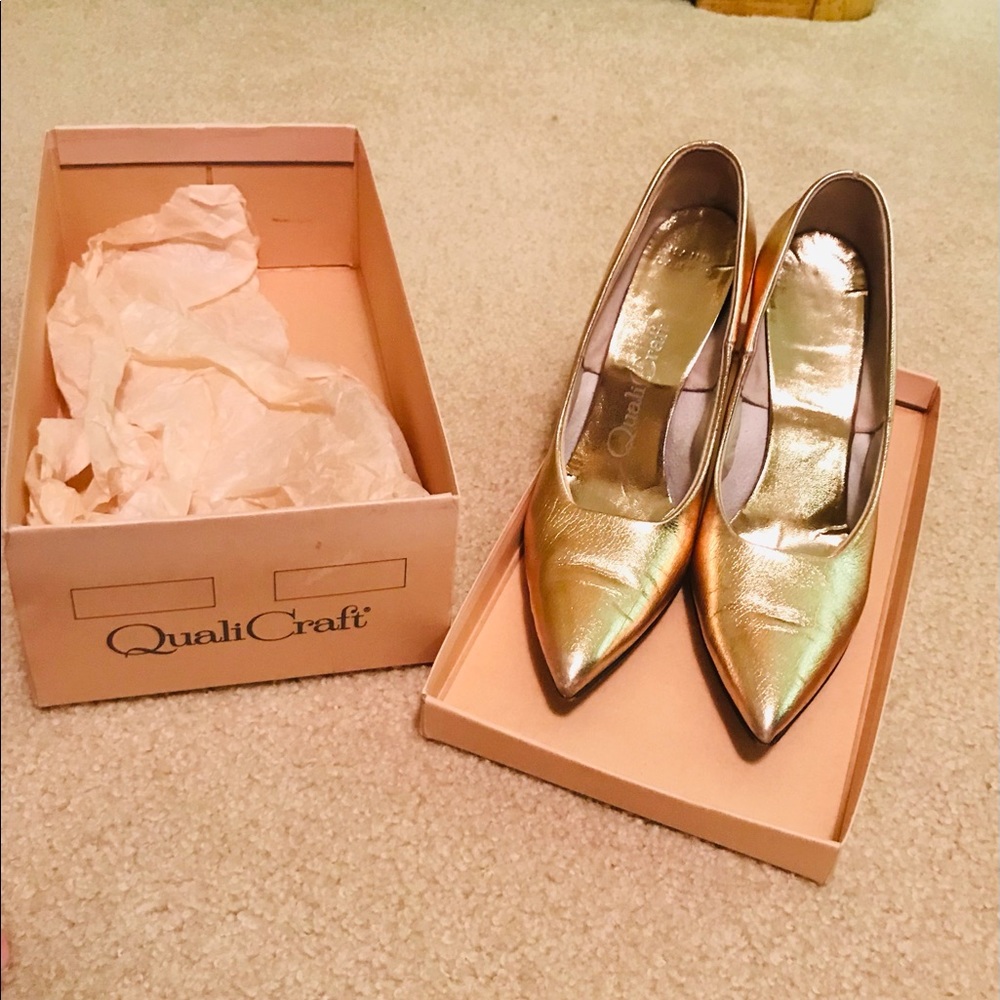 Vintage 60’s women’s gold leather Point toe pumps